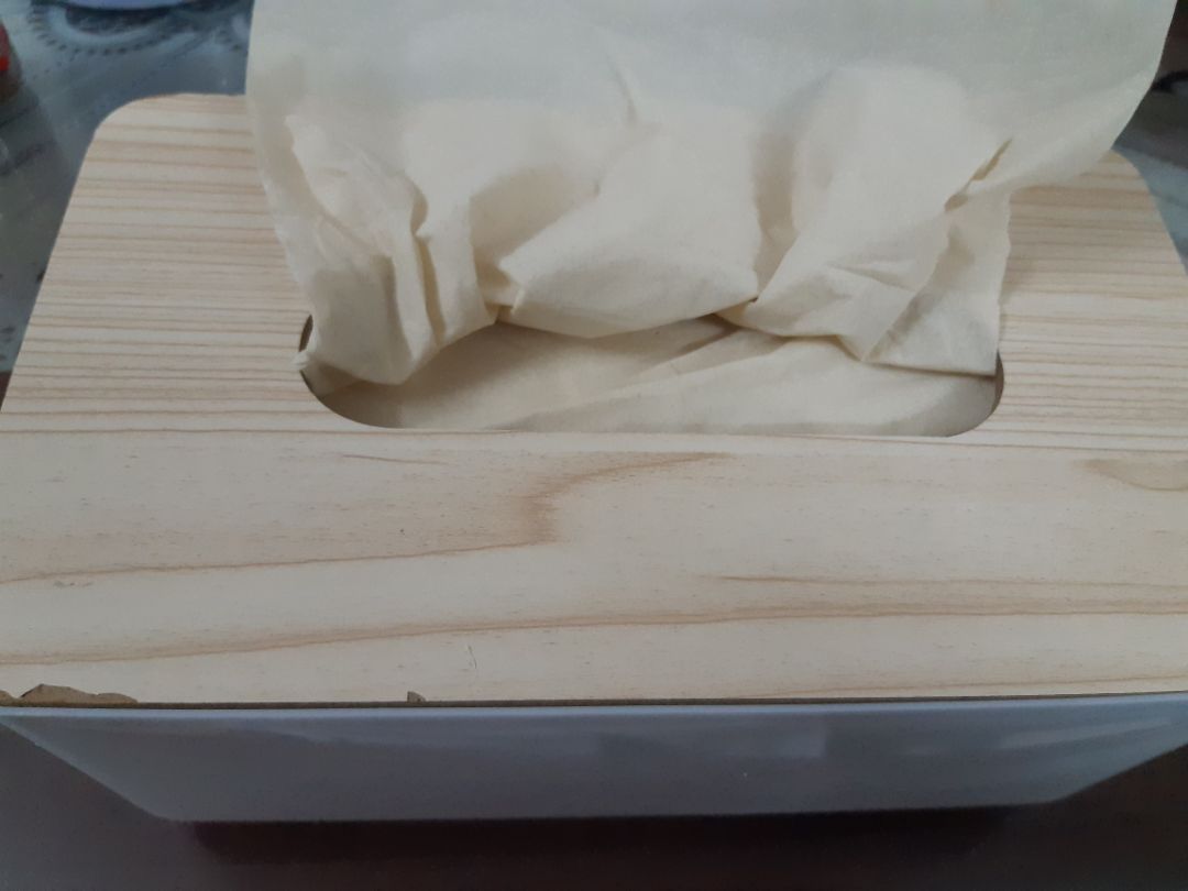 Giao hàng nhanh, đóng gói rất kỹ, nhg mà cái nắp nó bị tróc cái viền gỗ ấy, bị rơi vụn