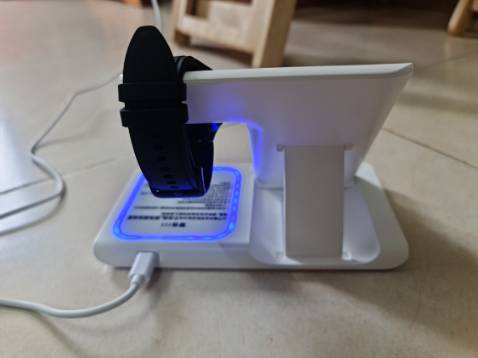 Mới nhận được hàng, sạc điện thoại OK, ko có iwatch với tai nghe để testtttt 2 chỗ còn lại. Tạm cho 4 sao.