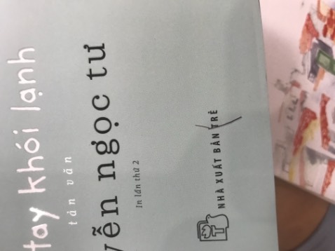 * điểm trừ:
- sách cong hẳn sang một bên nhìn như con tôm, xước đôi chỗ
- tiki bây giờ xịn xò quá bonus cho hẳn cái dính dính chỗ tên nhà xuất bản luôn =)))) bóc không ra mà còn bị xước
* điểm cộng
- giá sale rẻ, ổn (50k) giá gốc (90k)
- sách cô Tư nên yên tâm về nội dung
- có bookmark, có bọc sách chống bẩn
 * điểm chưa hài lòng
- sách quá mỏng ( dù biết sách cô Tư là mỏng )

mình cho 2 sao vì sale thì sale chứ không phải cứ sale là được bán sách xước cong cho khách, chê nha

ẢNH CUỐI LÀ KẾT QUẢ CỦA CHIẾC TÓC HAY GÌ GÌ ĐÓ CỦA TIKI NHA MỌI NGƯỜI, CẬY RA THÌ ĐỒNG NGHĨA VỚI VIỆC CÁI BÌA NHÌN NHƯ MỚ GIẺ LAU
