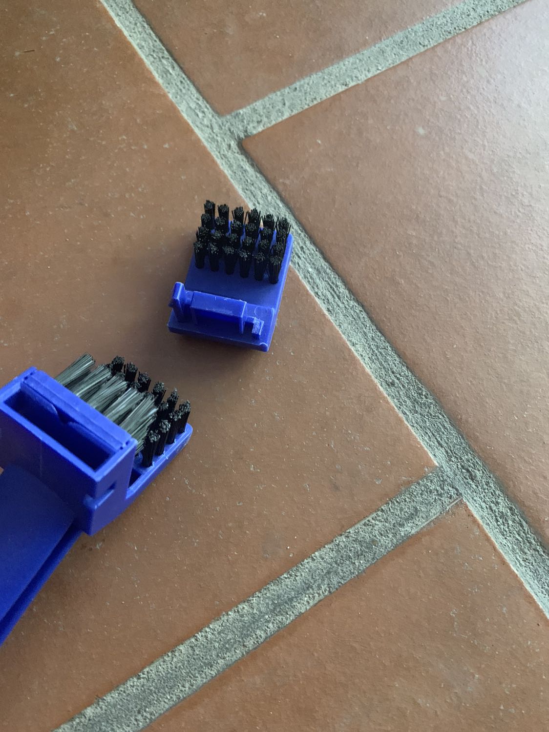 Sứt mất 1 bên vấu nhựa của chổi vệ sinh xích, lắp vệ sinh cứ rơi ra. Dùng được bình xịt vệ sinh thôi 😌.