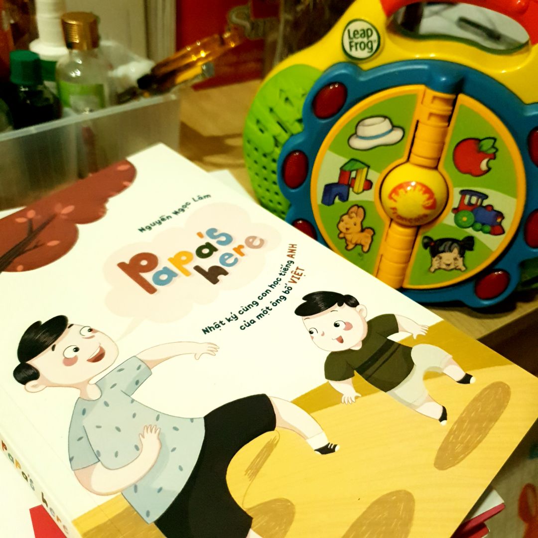 Sách viết hay, ngắn gọn dễ đọc là hướng dẫn, gợi ý cho bố mẹ muốn dạy con học tiếng anh. Sách trình bày đẹp...nội dung thì tóm lại là dạy gì thì dạy, học gì thì học nhưng ba mẹ phải kiên nhẫn, dạy/học cùng con với tình yêu thuần khiết. 5 sao vì sách này tui đọc 1 lèo ko thấy chán.