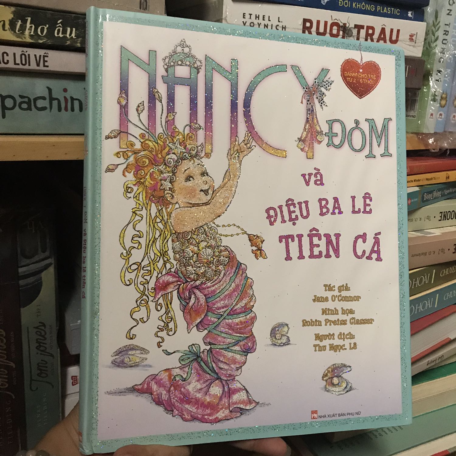 Mình mua sale sâu nên ngỡ ngàng vì nhận sách mới tinh bọc trong bao bóng. Sách bìa cứng, khổ lớn, in màu cực đẹp.
Về nội dung: sách rất hay, mang tính giáo dục cao. Mình đọc cũng thấy rất đáng yêu. Sách phù hợp với các bé gái.