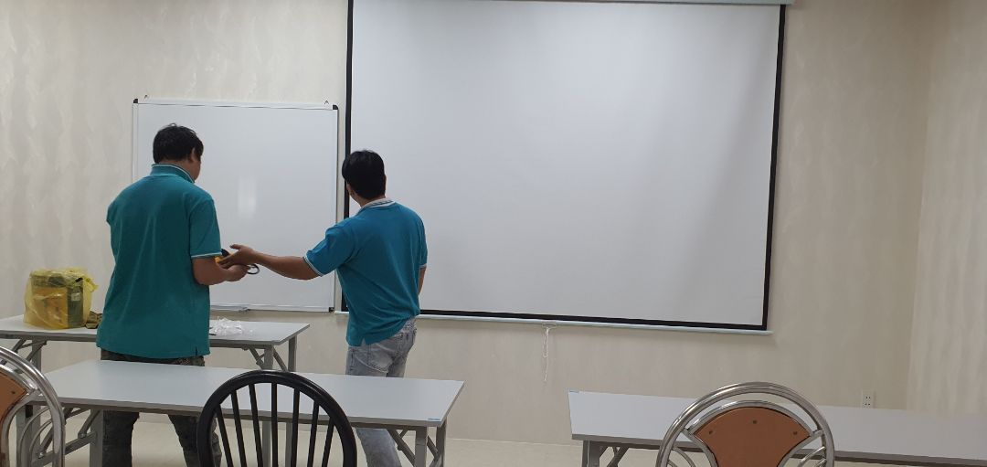 Đóng gói chắc chắn, cẩn thận. giao hàng nhanh. Màn chiếu rất đẹp, to, dầy dặn, chắc chắn