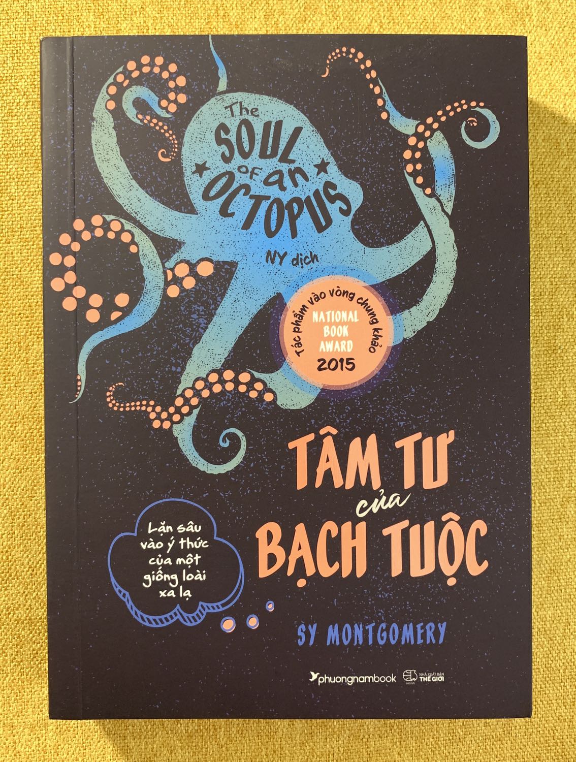 Đóng gói sản phẩm ổn, giao nhanh. Sách còn bọc ngoài, dù rách, hơi bụi. Sách bị hụt giấy nhưng không ảnh hưởng nội dung. Chủ đề mới lạ.