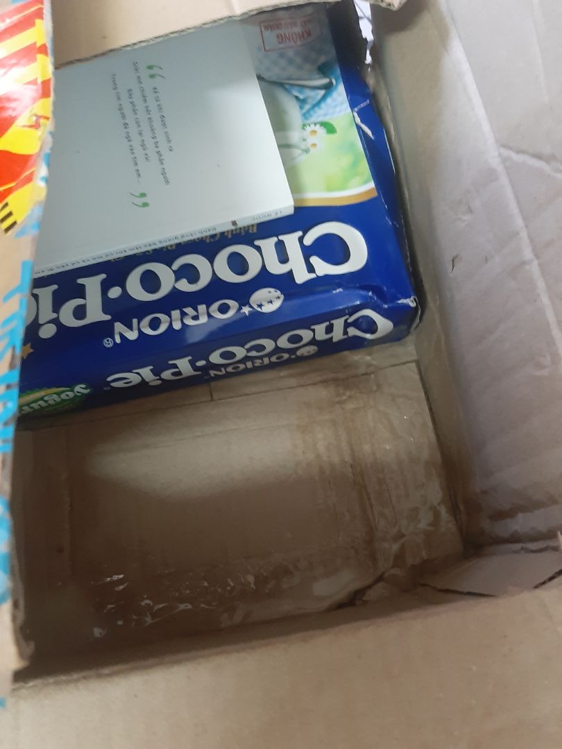 Đóng gói và vận chuyển quá tệ. Mình đặt mua 2 hộp sữa đặt, đóng chung vào thùng với sách. kết quả nhận hàng 2 hộp sữa đều bị bể, sữa chảy đầy ra hộp. Hộp bánh chocopie bị đè dẹp, phải bỏ hộp, lấy bánh thì mấy cái bánh bị nát.