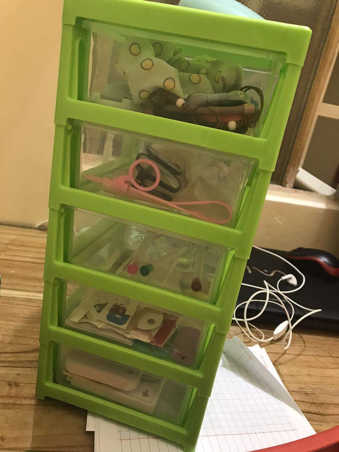 Hàng đóng gói kĩ càng, màu đẹp, nhìn tổng quan khá là OK luôn. Chỉ có điều là cái hộc hơi lỏng. Còn lại là OK hết nha. Mọi người nên mua vì rất hợp với giá tiền. Cảm ơn Shop nha, trước h toàn đặt hàng ở Tiki và chưa lần nào thất vọng❤️rất tin tưởng là đằng khác?