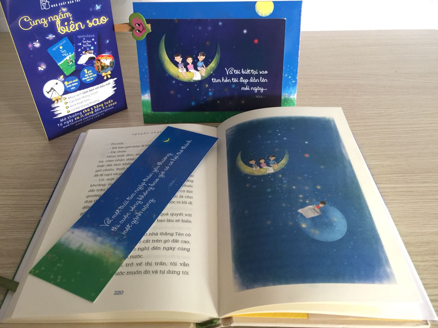 Mình vừa đọc xong quyển sách ngày hôm nay và chỉ muốn chia sẻ cảm nhận của mình ngay.

Câu chuyện trong sách khiến mình trải qua ko biết bao nhiêu là cảm xúc: hết những trận cười vì những điều dí dỏm hài hước, lại khóc thút thít vì cảm động trước những hành động, lời nói của các nhân vật trong truyện. 
Mình thật sự ngưỡng mộ tài năng kể chuyện của bác NNA, đọc truyện bạn sẽ thấy, bác NNA sẽ đưa người đọc đi hết bất ngờ này đến bất ngờ khác. 
Quả thật nội dung của truyện mang đầy tính nhân văn và phù hợp với cả người lớn lẫn trẻ con. 
Mỗi người chúng ta nên đọc 1 lần trong đời để "tâm hồn tôi đẹp dần lên mỗi ngày" và để biết yêu thương nhiều hơn. 
* Về hình thức: Đẹp xuất sắc luôn! 
- Giấy màu vàng, mịn và rất lán, sờ rất thích;
- Giấy mỏng như các cuốn sách bìa mềm khác của NXB Trẻ, giấy ko dày như cuốn Đảo mộng mơ bìa cứng; 
- Khổ 13-20, ko lớn như Đảo mộng mơ, nhưng vì là bản đặc biệt và có giới hạn, chỉ in 20.000 cuốn và ko in nữa nên rất giá trị và đắc hơn Đảo mộng mơ;