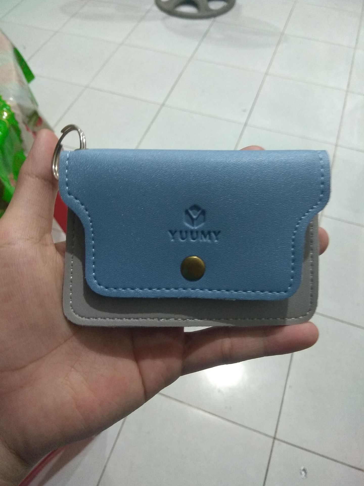 Ví da rất đẹp, chắc chắn, nhỏ nhỏ xinh xinh, phù hợp đựng ít tiền để gửi xe,... Mua đợt giảm giá 12/12 nên rất là hợp lý. Ví da rất đẹp, chắc chắn, nhỏ nhỏ xinh xinh, phù hợp đựng ít tiền để gửi xe,... Mua đợt giảm giá 12/12 nên rất là hợp lý.