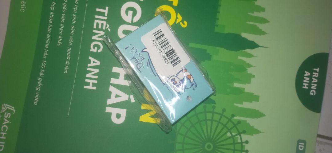 sách cô Trang Anh được recommend rất nhiều rồi nên về chất lượng thì không bàn tới nha , mình thấy đã có rất nhiều đánh giá về việc đóng gói của shop , nhưng cho đến sáng nay mình nhận được sách thì mình thấy chất lượng đóng gói thật sự rất tệ ! tuy là một số tiền không lớn để mua sách nhưng đối với một người yêu sách và quý sách như mình thì việc sách mình bỏ tiền ra mua mà chưa được mình sd ngày nào lại bị hư sách , như trong hình các bạn đã thấy là sách bị nhăn và móp méo ở góc của gáy sách , phần viền bị tróc rất nhiều , ( các bạn xem hình để biết chất lượng rìa sách nhé ) mong người bán có thể khắc phục lại những lỗi sau để sách đến tay người dùng được chất lượng tuyệt đối nhất nha , shipper thân thiện , giao hàng nhiệt tình , nội dung sách chất lượng , còn được tặng quà kèm nữa nha