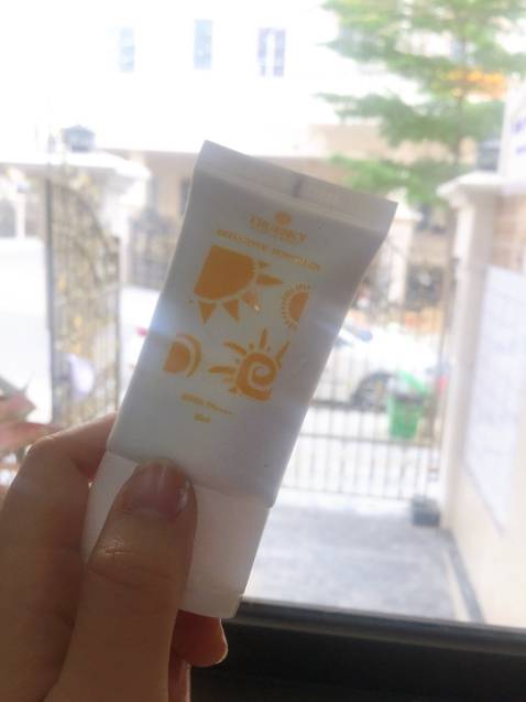 Chất kem thấm nhanh, thoa lên không bị nổi vân như các sản phẩm khác. Điểm trừ nho nhỏ trong lần mua hàng này là shipper giao hàng hơi chậm làm mình ngóng quá trời.