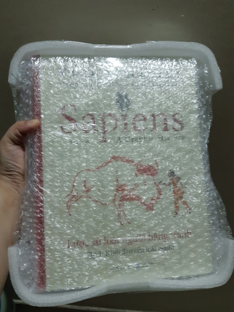 Không bàn đến nội dung thì sách được gói kĩ, không bị móp méo chỗ nào, lúc khui ra còn nguyên lớp bọc nilon. Mình rất hài lòng.