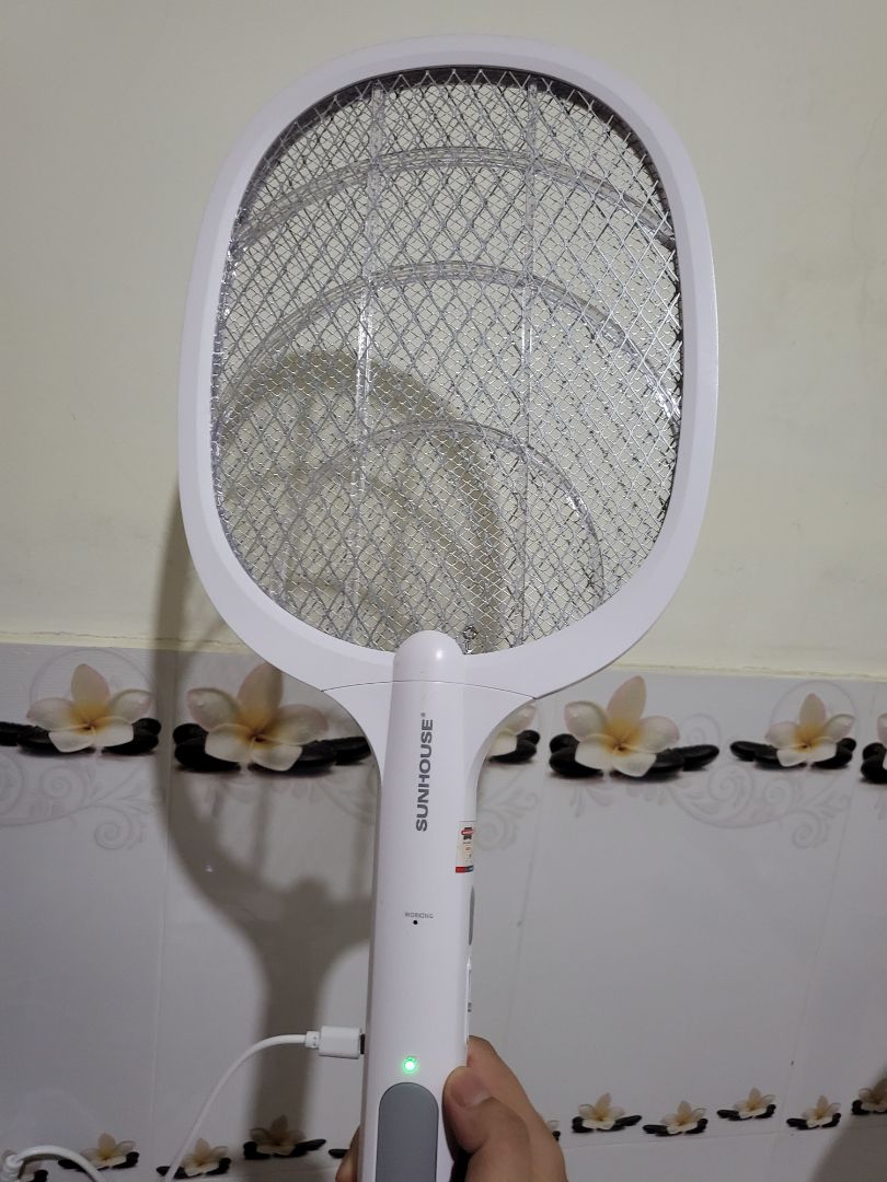 bền và đẹp. nhìn sang. nhưng mà tại sao NSX lại thiết kế cái nút bấm ở trên thay vì ở dưới gần tay cầm nhỉ? như vậy thì tầm với của vợt sẽ xa hơn chứ. để trên cao z cầm mỏi tay lắm