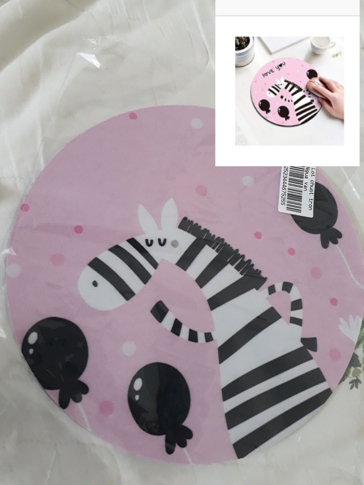 Mik chọn con họa tiết hình ngựa vằn hồng phần lớn vì dòng chữ trên đầu ngựa để tặng bạn. Nhưng khi nhận sản phẩm thì không hề có 1 tí chữ nào luôn. Mà sản phẩm cũng cũ cũ, họa tiết bị cắt xén vs cả màu sắc nhợt nhạt không tươi như minh họa trong phần giới thiệu của tiki. (Các bn có thể xem hình mình ghép từ QC của tiki vs sản phẩm thật). Thất vọng nhưng vì giá trị sp k quá lớn nên cũng k muốn trả hàng. Sau này chắc né cái shop An An strore này ra.