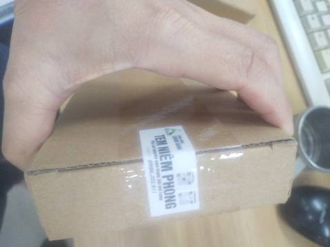 Mình mua lẻ 25k/chiếc, mua 2 giảm 10k nên tính ra 20k/ chiếc, rẻ so với đi mua chiếc bàn chải thường rồi chứ chưa kể bàn chải điện, lại còn đc free ship. Shop gửi các đầu bàn chải ngẫu nhiên, lông bàn chải cũng khá là mềm. Shop còn tặng kèm quà 1 chiếc bút nữa, mình rất vui nhé. Chỉ có điều là đầu bàn chải mua lẻ sẽ không pack ép vỉ mà pack trong túi zip mọi người nhé. Có lẽ là shop nhập về loại túi to chứa nhiều chiếc để bán lẻ. Nói chung là mình ưng nhé.