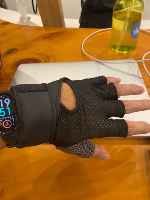 Sản phẩm rất tốt. tay mình mang vừa size M, bao tay thun có thể co giản nên tay to hay nhỏ tí thì vẫn dùng ok. lòng bàn tay có đệm silicon chống trợt rất xịn xò. mới mua về hơi có mùi nhựa nhưng xài 1-2 ngày là hết. bao vải này có vẻ phải giặt thường xuyên để tránh bị hôi, do hút mồ hôi khá nhiều. nhìn chung là 5sao khỏi nói nhiều, shop giao hàng 2h rất nhanh