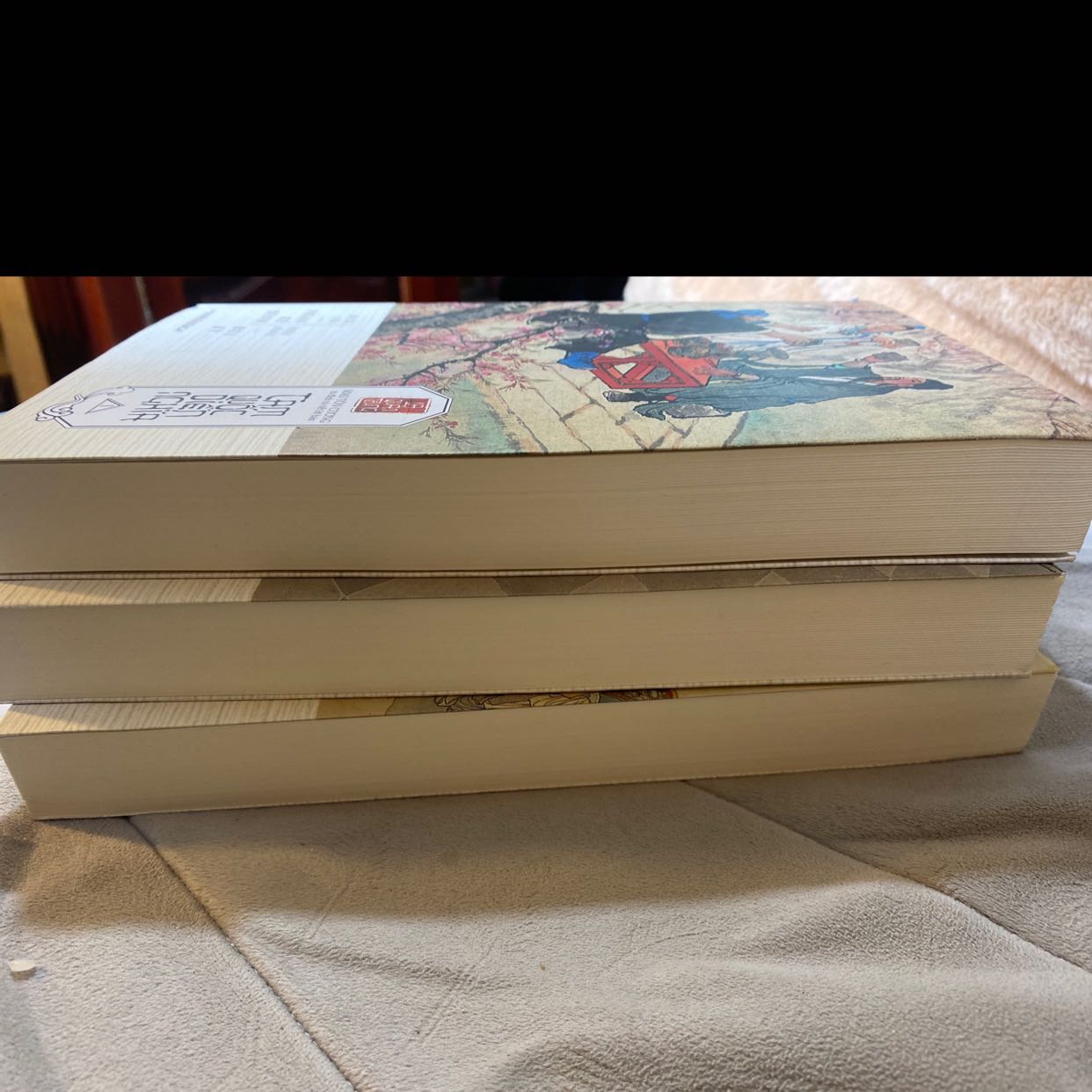 Sản phẩm rất chất lượng, mặc dù ko có hộp nhưng mỗi quyển sẽ có cái bìa bọc ngoài rất đẹp. Mình khá ấn tượng với khâu đóng gói của fahasa, còn nguyên seal, có lớp bọc chống sốc khá dày, hộp ngoài dày dặn, chắc chắn