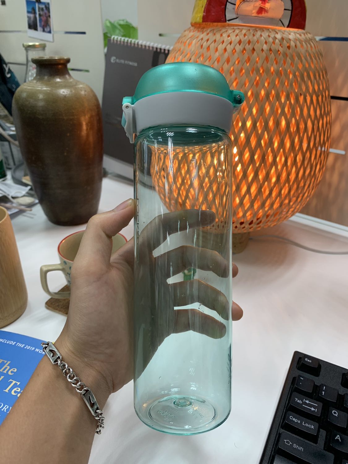 Định mua bình lâu lắm rồi mà khi thấy mẫu này mới chốt được. Nhìn dáng bình ưng ngay. Đây là mẫu mình ưng nhất của lock&lock.
- Thiết kế gọn gàng (ít có bình ko giữ nhiệt nào có dc dáng tối giản thế này).
- Màu nhã nhặn. Có xanh mint mình thích.
- Nắp có đệm cao su chống tràn, có khoá nắp 2 lần. Cái giao cho mình dễ ấn lắm. Ko khó bật như vài cái từng xem ở store.
- 550ml vừa đủ nhu cầu vừa nhỏ gọn.
- Không có mùi nhựa. Mấy đồ này cứ hàng hãng mà dùng, ko nên mua bình nước linh tinh.