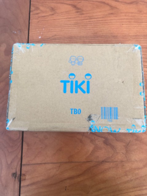 Giao hàng nhanh, sách đóng gói hơi sơ sài may là cũng không ảnh hưởng nhiều. 
Về nội dung: Cách kể chuyện hay, đoạn twist gần cuối truyện khá bất ngờ, cái kết thì đúng như mô tả, “đáp án không đem lại hạnh phúc cho bất kì ai”. Cảm tưởng như coi phim kinh dị gặp bad end sát nhân thắng còn mọi người chết hết vậy:)). Chưa đọc có thể xem để trải nghiệm nhé.