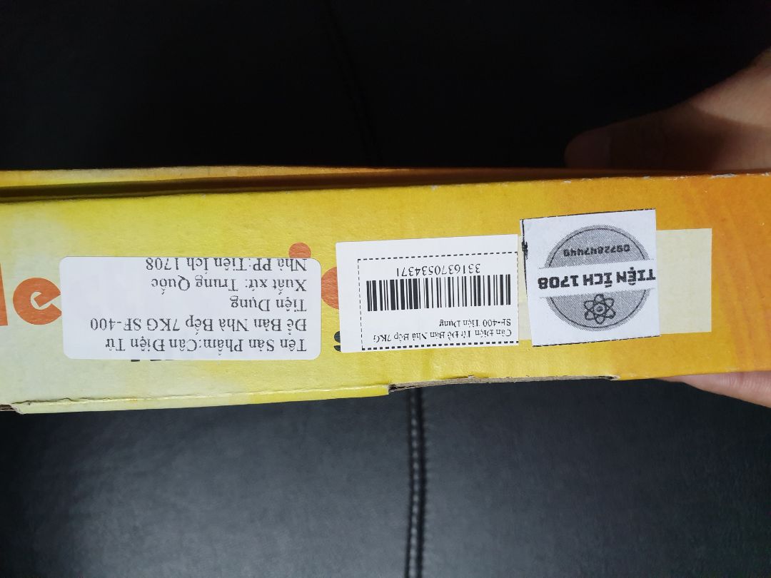 Mình đặt sản phẩm cân SF-400, 7Kg bên nhà cung cấp Tiện ích 1708 thì sản phẩm giao đúng hẹn nhanh chóng, không bị cấn móp hay va đập, có bao gồm 2 cục pin AA như trên hình. Do cân bằng nhựa, hơi nhẹ, nút bấm cũng tạm thì vừa với số tiền bỏ ra. Cân cân khá chính xác, kích thước hơi to nhìn thô nhưng phù hợp cho những ai cần cân thực phẩm ăn uống luyện tập.