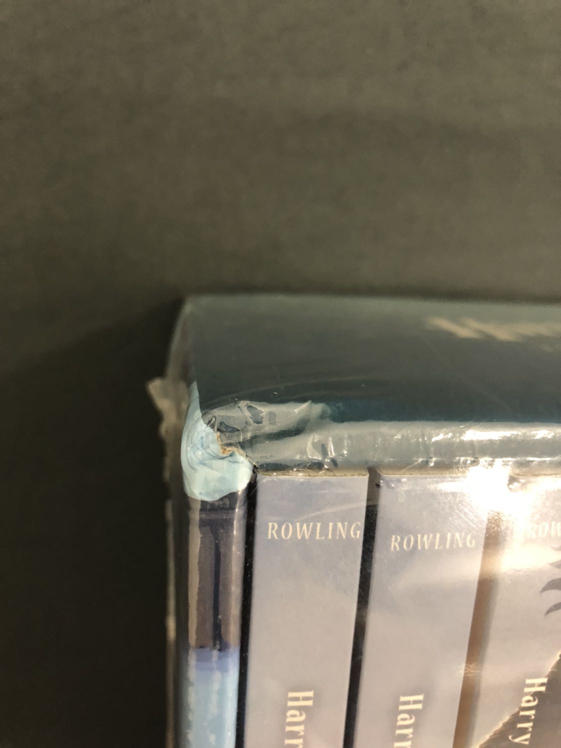 Mình trừ điểm vì Tiki giao hàng cẩu thả quá, mình mua hàng Tiki từ ngày đầu chưa bao giờ thấy Tiki giao hàng thế này, không hề có thùng giấy chứ đừng nói đến thiếu mút xốp lót gì đó như các bạn khác nhận xét, mặc dù sách đã có hộp đựng, nhưng Tiki chỉ quấn 1 lớp nilong bên ngoài rồi thôi, cũng ko phải là bubble wrap để bảo vệ nữa, dù muốn tiết kiệm hộp để bảo vệ môi trường, nhưng hình như ko đúng lúc. Vì các góc hộp móp méo hết cả. Mình mua để sưu tầm(nội dung thì khỏi bàn, mình đọc HP từ cấp 2), nên thấy xót quá chừng luôn =.= Điểm trừ thứ hai là bìa sách bị cắt như bị lỗi, góc trên bên phải bị hụt ngắn hơn ruột bên trong (hình chụp hơi khó thấy). Điểm trừ thứ ba là sách đóng bị gãy lượn sóng, nhìn từ bìa đã thấy lượn, bên trong gáy sách cũng lượn luôn.