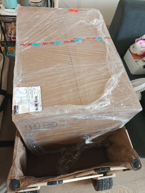 Sản phẩm rất tốt, đúng mô tả. Lúc đầu mình cũng hơi băn khoăn vì có một review nói rằng tay cầm nóng, nhưng khi sử dụng thì không nóng đến mức như vậy, rất an toàn. Nhiệt đều, hơi mạnh, là quần áo rất thích, đây là sản phẩm bàn là hơi nước mình dùng thích nhất từ trước đến giờ. Đóng gói rất cẩn thận, giao hàng nhanh, giá cũng hợp lý.