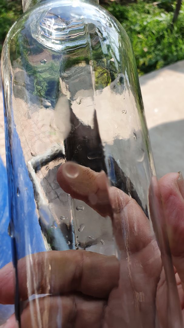 Hàng bị lỗi trong sx: có một đường rãnh sâu giữa chai chạy dọc thân chai làm cho chai không tròn. Đã mua nhiều lần từ Tiki, nhưng hôm nay không hài lòng về khiếm khuyết trên.
Để giữ uy tín của mình, Tiki nên đè nghị các shop nên công khai khiếm khuyết của sp, khách hàng nào chấp nhận thì đặt hàng. Xin cám ơn