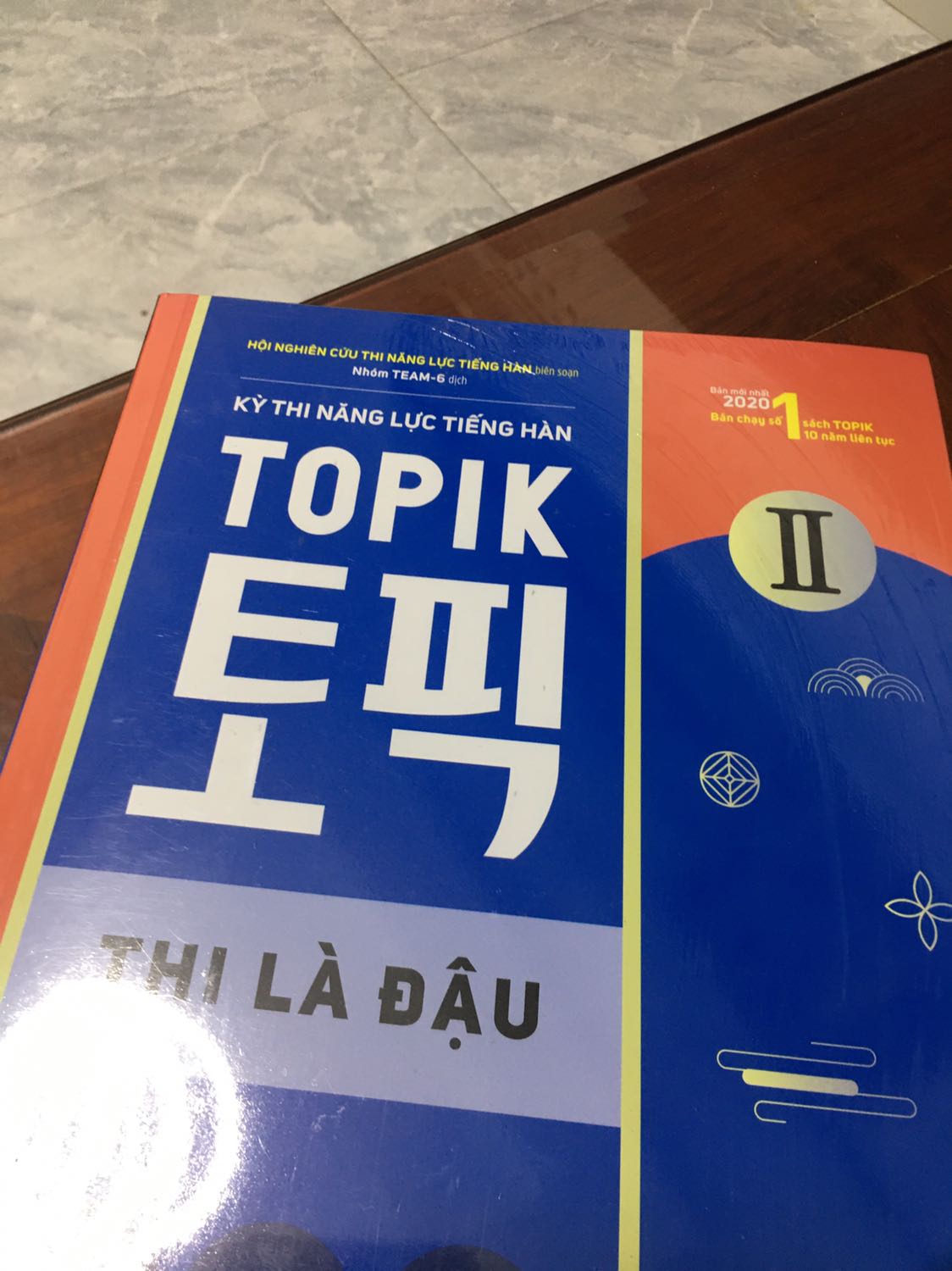 Sách có bọc ni lông mỏng bên ngoài, sách mới đẹp lắm nhé. Sách có bọc ni lông mỏng bên ngoài, sách mới đẹp lắm nhé.