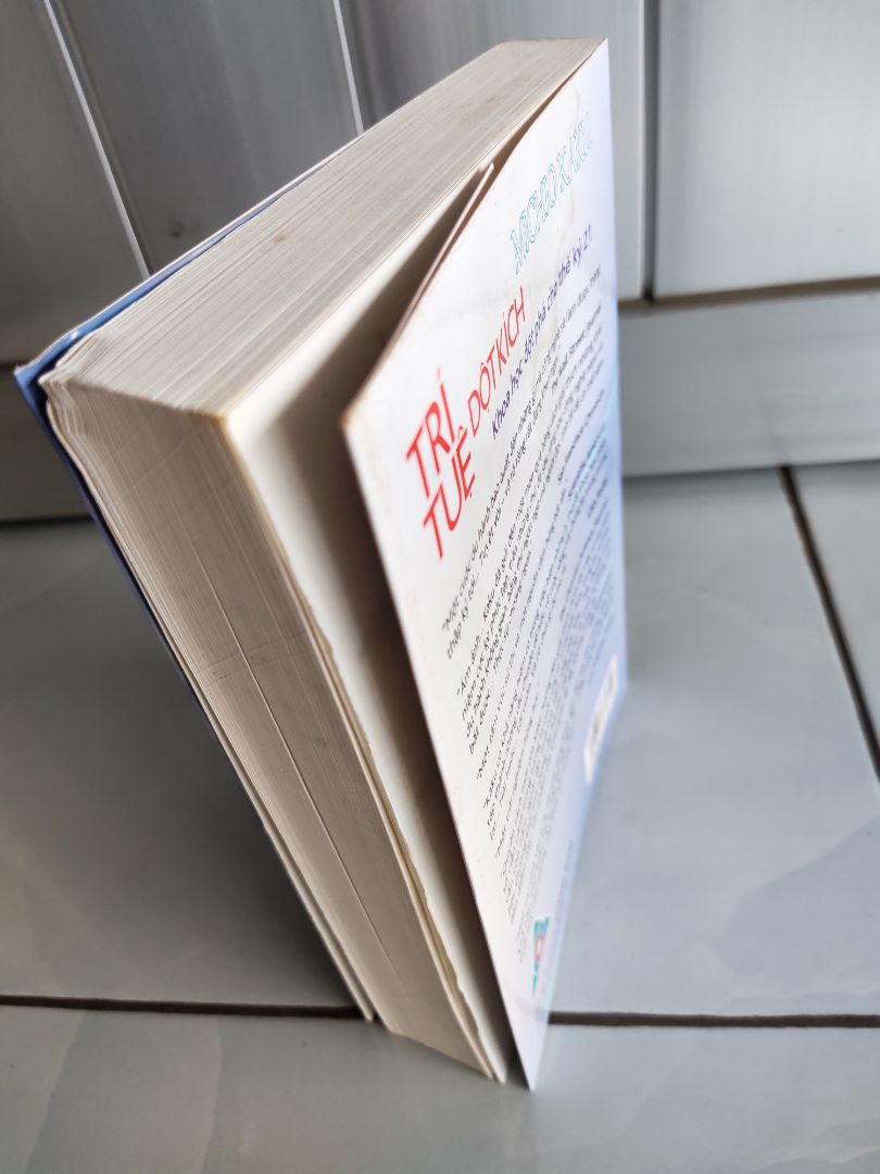 sách có bọc nilon mà bị thấm nước từ trước, trong khi 3 quyển sách khách đóng hộp cùng đơn hàng thì không bị gì :(