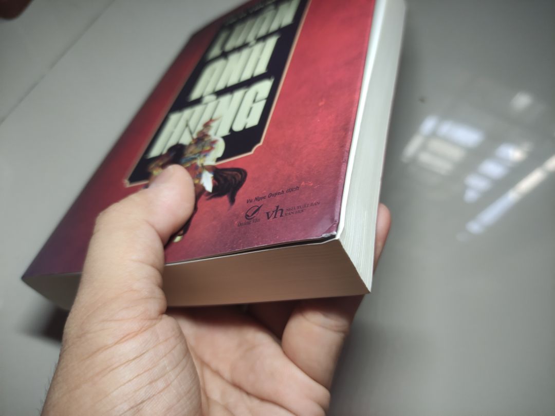 Sách quý nhưng ko hài lòng với cách vận chuyển của Tiki. Có lẽ do dịch nên Tiki đã vận chuyển 10 ngày +thêm 3 ngày trễ nữa là 13 ngày mới tới tay. Mà khi nhận hộp đựng ngoài tơi tả rách nát sách lòi cả ra ngoài, mình sợ dịch nên phải cắt bỏ ở ngoài liền ko có hình. Sách bị móp đầu cong góc hết đọc rất khó chịu. Nội dung sách thì rất hay. Có thêm cuốn tóm tắt tiểu sử nhỏ, làm bookmark cũng tiện. Sách 500 trang mà giá này rất ok. Chỉ mong Tiki xem lại khâu vận chuyển.