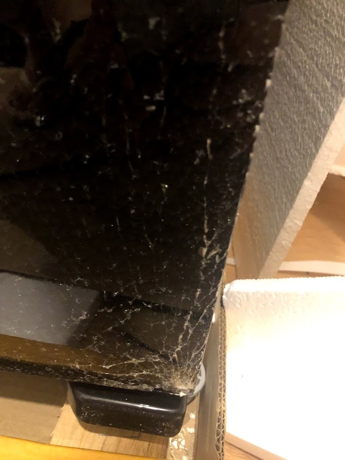 Mình không nhận xét về chất lượng sản phẩm vì đây là hàng có thương hiệu, nhưng bạn nào muốn mua sản phẩm này trên Tiki thì nên thật sự cân nhắc:
- Giá: đúng là rẻ hơn thị trường ~500k --> đây cũng là lý do mình chọn mua
- Tuy nhiên, nếu bạn tính cả công theo dõi đơn hàng, thời gian chờ nhận hàng, ngày phép nghỉ làm để nhận hàng, cảm xúc tiêu cực và bất lực khi nói chuyện với tổng đài Tiki, cảm giác bất an khi đã lỡ thanh toán tiền, cảm giác tệ hại khi nói chuyện với nhân viên giao hàng của Tiki, thì mình nghĩ 500K không đáng. Chi tiết:
  -- Đơn hàng đặt ngày 25/9 mà tới ngày 5/10 mới giao đến, trong 2 tuần đó là rất nhiều cuộc gọi tới Tiki đều nhận được phản hồi "sẽ báo lại với bộ phận liên quan". 2 tuần nhà mình không có tủ lạnh dùng. Vào ngày Tiki báo dự kiến giao hàng, mình đã phải nghỉ làm ở nhà chờ nhận hàng nhưng cuối cùng lại ko giao
  -- Nhà mình ở chung cư mà nhân viên giao hàng báo chỉ giao đến cửa, mình phải tự bưng lên. Mình không chịu, sau 1 hồi đôi co thì mình phải nhờ thêm 1 bạn nữa đến phụ bưng hàng lên cùng với nv Tiki. Có thể do hàng cồng kềnh 99kg, nhưng Tiki đã charge phụ phí hàng cồng kềnh rồi (>200k), không thể cho 1 bạn đi giao rồi nói không mang lên nhà được
  -- Lúc nhận hàng mình bận việc nên không mở ra kiểm tra, tới lúc mở ra thì tủ lạnh bể hết mặt gương, gọi điện cho Tiki thì lại một liên lúc chờ, tới hôm qua 9/10 (sau 4 ngày) mới cho người đến thu hồi tủ lạnh, hỏi khi nào hoàn tiền thì lại chờ sang tuần, không biết khi nào xong. Bạn tổng đài nói chuyện kiểu: "tiền đã trả rồi, khi nào bên em làm xong thì xong chứ chị đừng ý kiến. Em không có biết ngày nào mà báo chị đâu, ahihi, ai kêu chị ham rẻ mua của em làm gì"
  -- Ah còn chuyện về lắp đặt nữa, mình chưa tới được bước đó, nhưng bạn giao hàng ko có lắp đặt luôn, nên hoặc bạn phải tự làm, hoặc là (lại) chờ (mòn mỏi) kèm hối thúc (trong bực dọc) để có thể sử dụng được

Lời khuyên cho các bạn nếu vẫn muốn mua hàng điện máy của Tiki (chứ mình thì chắc ko bao giờ dám nữa): TUYỆT ĐỐI KHÔNG THANH TOÁN TRƯỚC, chuẩn bị sẵn 1 -2 ngày phép để ở nhà chờ nhận hàng, CHẮC CHẮN PHẢI KIỂM TRA NGAY KHI NHẬN HÀNG. Bây giờ, nghĩ đến Tiki, top of mind của mình là tiki = tệ kém