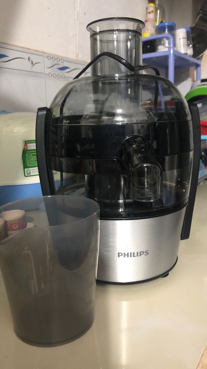 Ưu điểm: máy nhỏ gọn nên chiếm ít diện tích bếp; dễ tháo lắp và làm sạch. Chưa thấy hiện tượng bị kẹt. Mình xay được cả củ, quả và lá rau.
Nhược điểm: máy kêu to; bã còn sũng nước. Nước ép còn sót lại xác rau quả, mình phải mua rây về lọc lại.