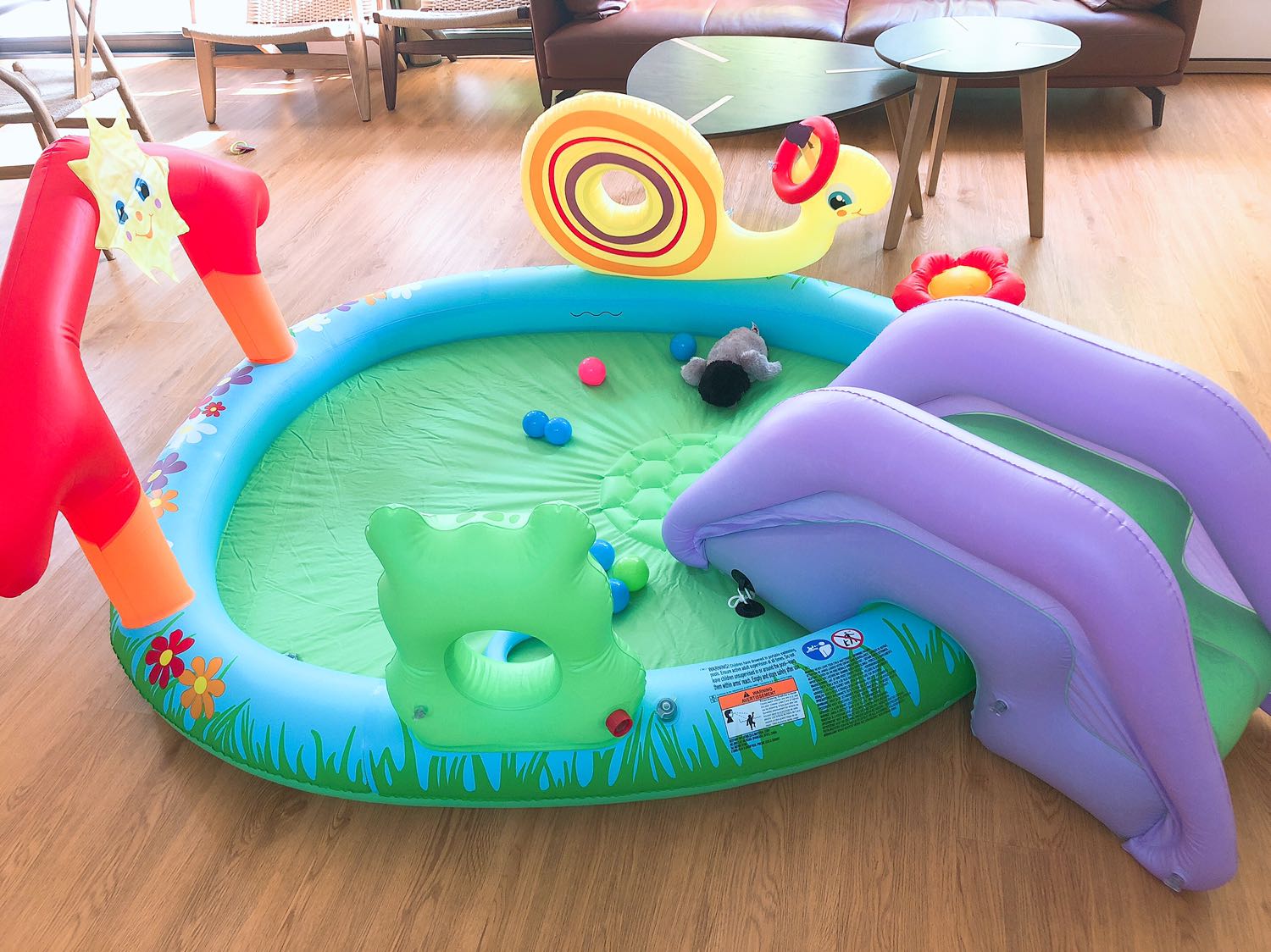 Chỉ có một điều chưa hài lòng là sản phẩm k đi kèm bơm tay, thông thường mình mua các loại phao tắm đều có cái bơm tay tuy đơn giản thôi nhưng cũng giúp khách hàng đỡ có ngay để bơm cho bé dùng, đồng thời thể hiện sự chu đáo của sản phẩm. Sản phẩm hoàn thành đẹp mắt như hình . Dùng cũng khá tốt! Mình *** 3 ngày liên lục vẫn chưa thấy dấu hiệu j bất thường. Hy vọng sp có độ bền cao!