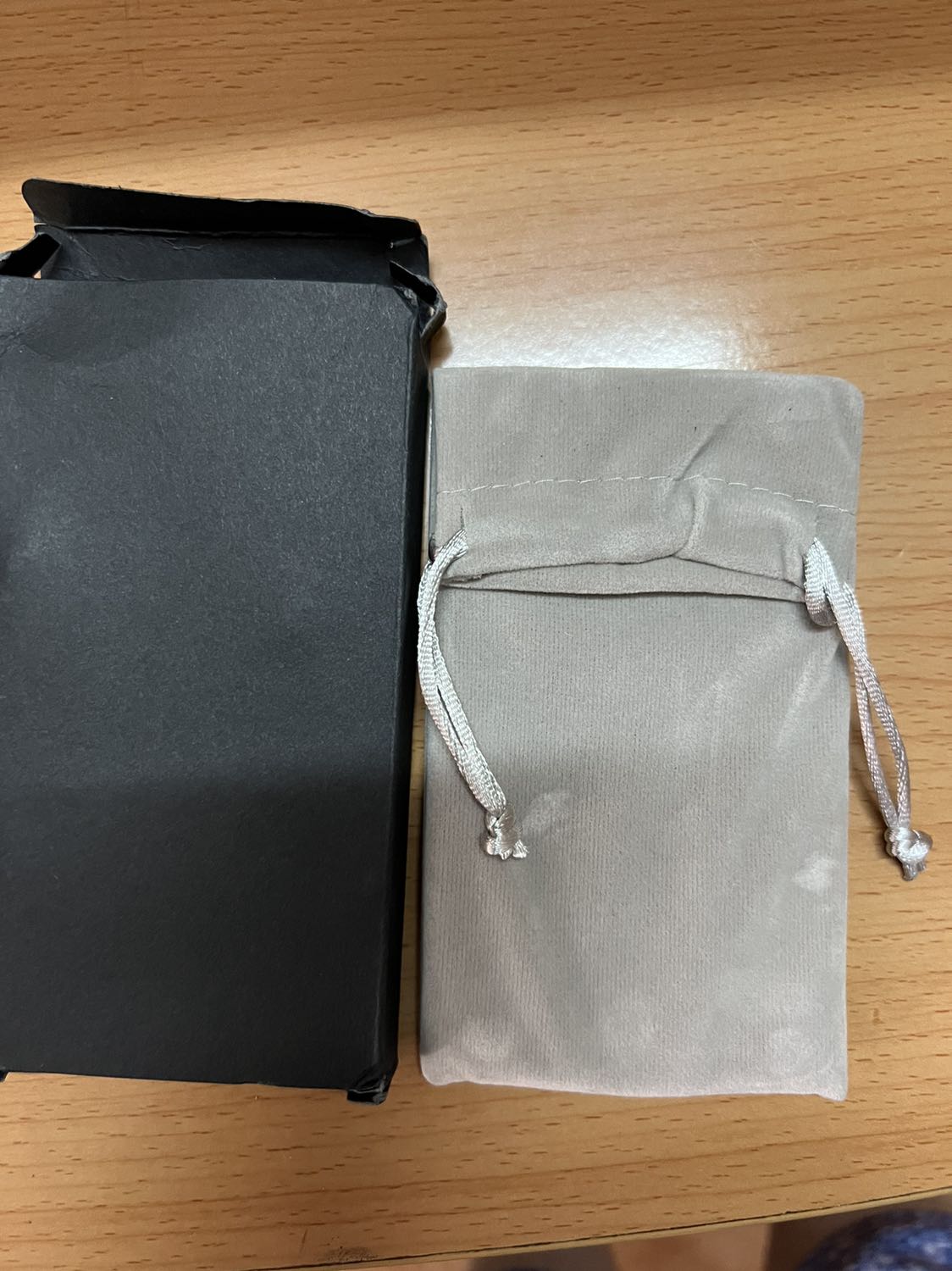 Đóng gói kỹ lưỡng, sản phẩm như hình, giao hàng trong hạn. Màu xám, hợp kim nhôm chắc chắn, không trầy. Có bao nhung cho giá đỡ nhìn sang trọng