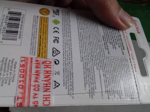 1. Tiki giao hàng rất nhanh, gói hàng đẹp.
2. Cảm thấy thất vọng với sản phẩm khi nhận được, sau khi kiểm tra phát hiện thẻ nhớ đã bị lấy ra rồi (Có đường cắt bằng dao lam ở phía bên phải mặt sau bao bì sản phẩm,  khây đựng thẻ nhớ bên trong củn bị bóc mặt kiếng bao bọc). 
Mình sợ thẻ đã bị cài phần mềm gây hại cho máy, nên các bạn sau khi mua nhớ kiểm tra thật kỹ lưỡng sản phẩm nhé.
(Ảnh minh chứng phía dưới)