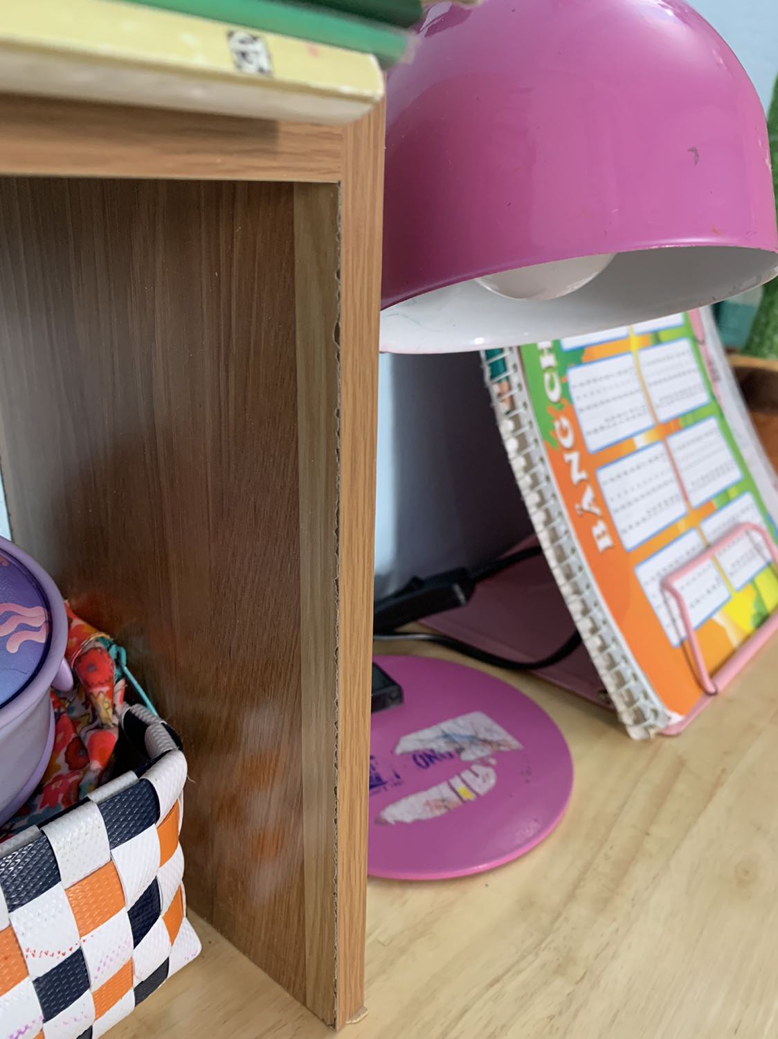 Hàng lỗi bị lứt với rịa mép gỗ. Mong shop nhận lại hàng