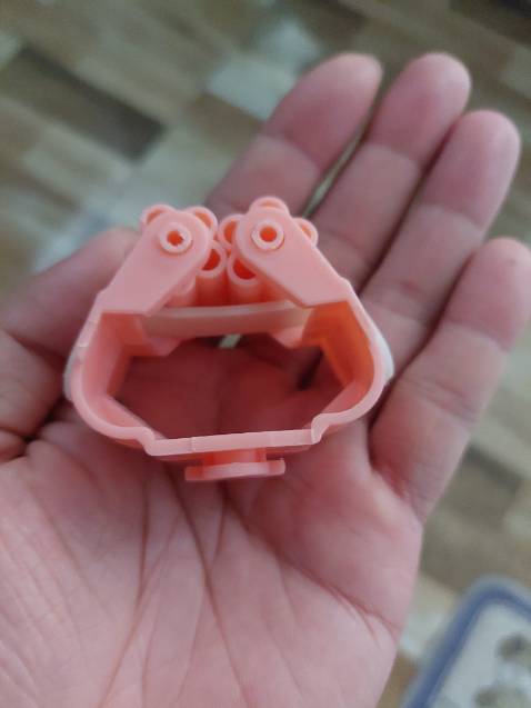 Tuy đã làm theo hướng dẫn là lau sạch + dán trên mặt gạch phẳng + để 24 tiếng nhưng khi gắn được một thời gian thì keo dính vẫn bung.