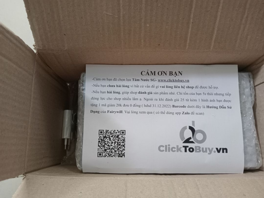 1. Vận chuyển nhanh hơn dự kiến 1 ngày. Đóng gói cẩn thận, có giấy ghi chú hdsd kèm theo
2. Nhà bán theo sát đơn hàng của khách, khi mình có đặt sai sản phẩm, nhà bán đã nhanh chóng xác nhận lại và có phương hướng giải quyết ngay.
3. Hàng nguyên hộp, mẫu mã bắt mắt
4. Mình đã dùng thử ngay (máy sẵn pin), theo mình thì lực bắn của nước không mạnh lắm, mình đã dùng hết tất cả các cấp độ từ nhẹ đến mạnh, không làm đau rát. Mình cần đổ 3 lần nước cho 1 lần sử dụng. Khoang chứa nước được ghi là 300ml, nhiều hơn so với các dòng sản phẩm khác (200ml).
5. Trước khi mua, mình đã đọc review nhiều dòng sản phẩm, nhưng cuối cùng mình chọn nhà bán này. Vì đây là thiết bị điện tử, nên cần chọn nhà bán có chính sách bảo hành và dịch vụ tốt.