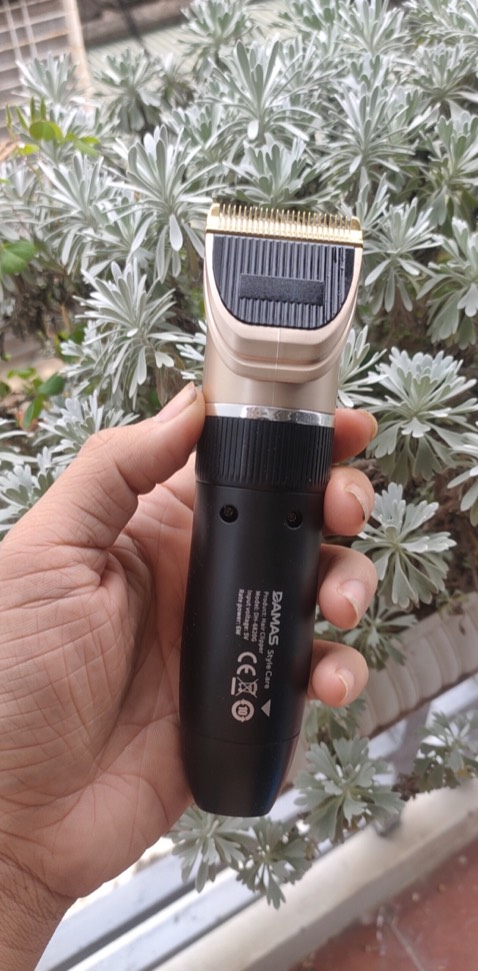 Tông đơ hình thức đẹp, bấm nút là chạy, mình mua về cắt tóc cho trẻ con ở nhà. Có cái rất hay là phần đầu lưỡi dao cắt khi chạm vào da ko gây xây xác mà chỉ khi di vào tóc thì lưỡi dao mới cắt. Rất an toàn khi sử dụng, đặc biệt là với trẻ nhỏ