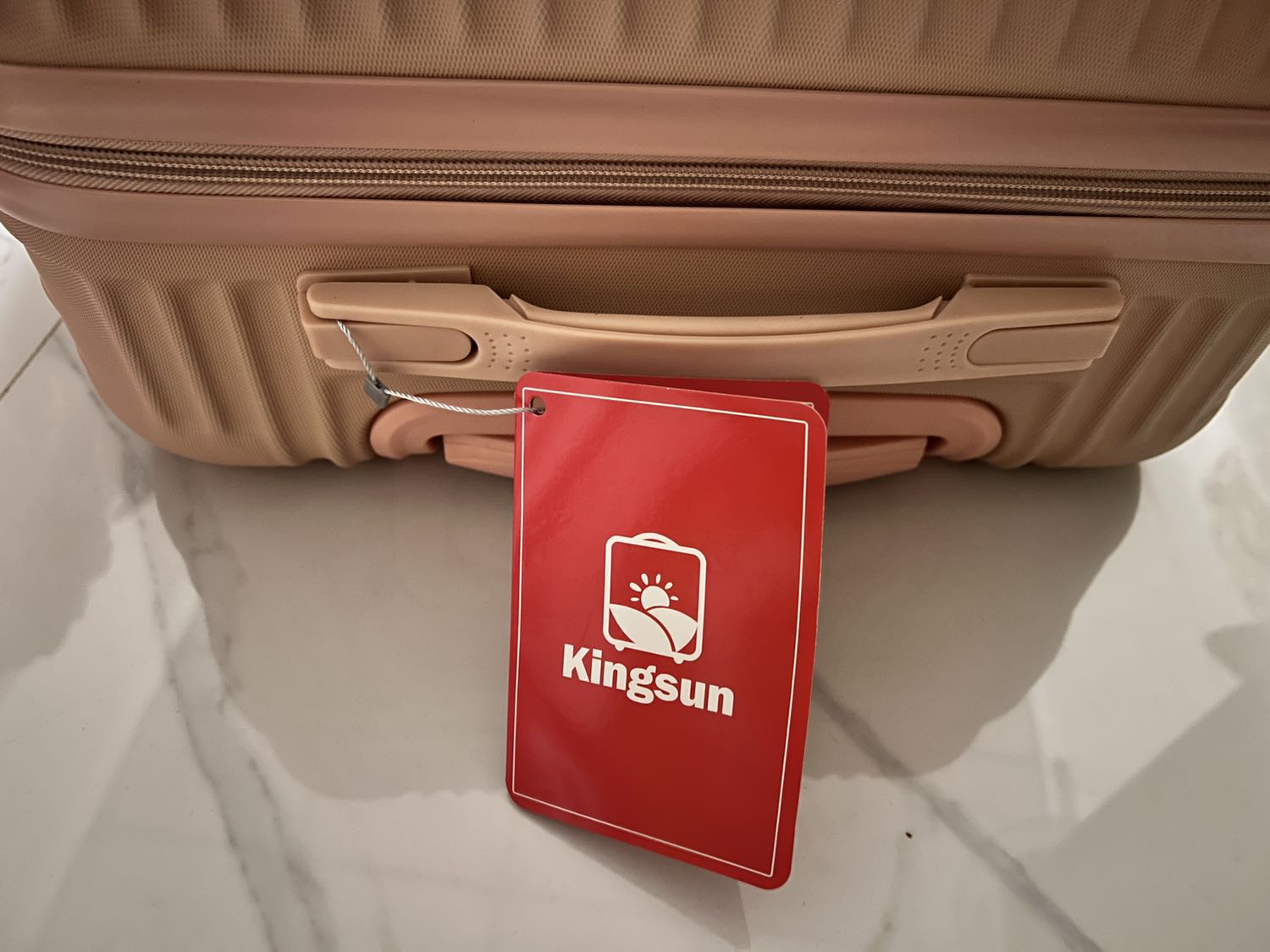 Vali giao 2H siêu tốc luôn, đóng gói kỹ quấn màng bọc cẩn thận, vali thực tế màu xinh xỉu, đẹp lắm. Khoá kéo nhẹ, nhựa cứng rất chắc chắn, bánh xe di chuyển dễ, để đc nhiều đồ, cho bé 15kg ngồi lên vô tư. Cảm ơn shop, shop hỗ trợ nhiệt tình, hy vọng với chế độ bảo hành 5 năm vali sẽ bền như mong đợi