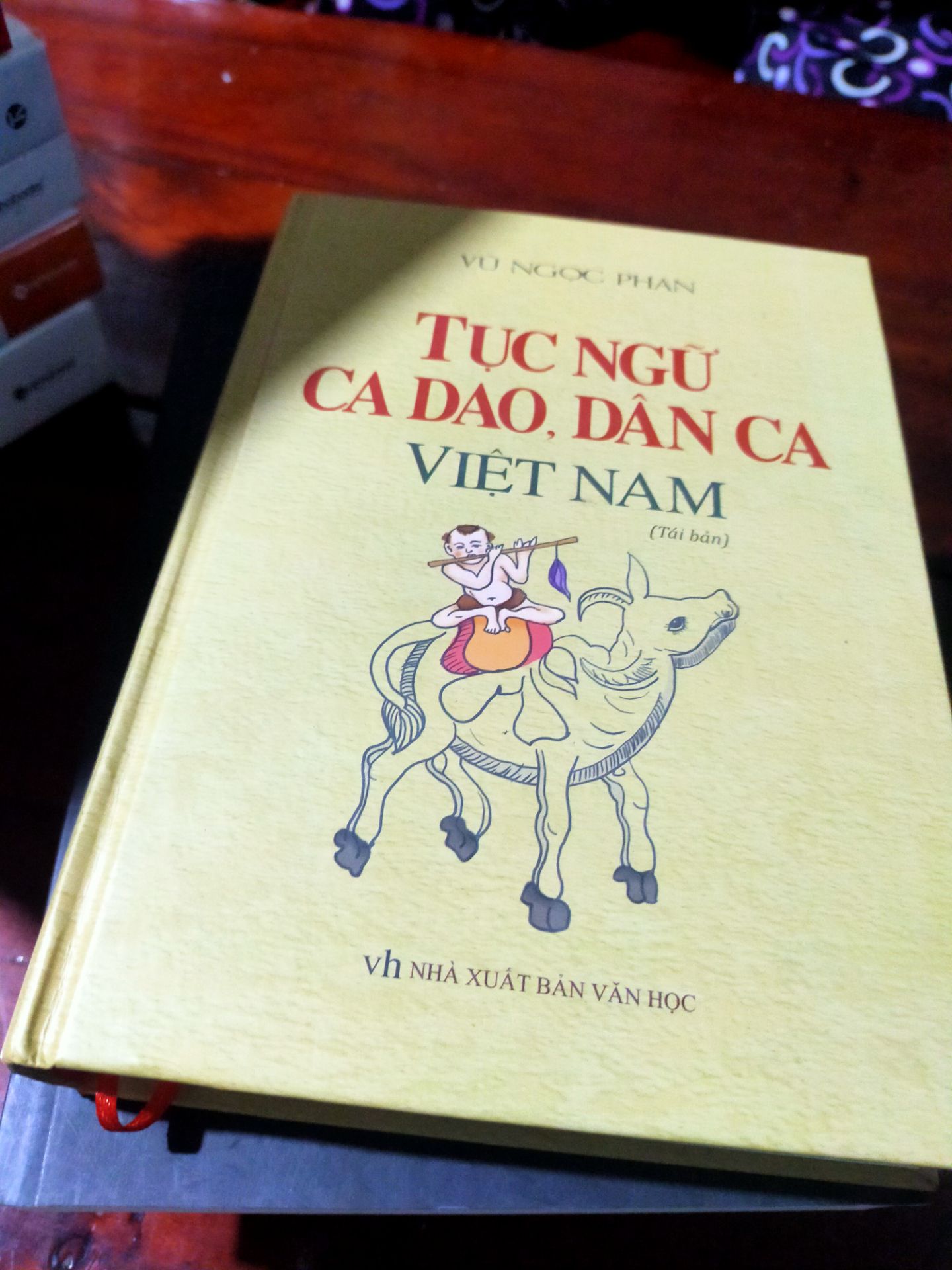 hàng chất lượng tiki ok không có gì chê, chỉ có điều bên vận chuyển hơi ẩu nên hỏng bìa mất một quyển