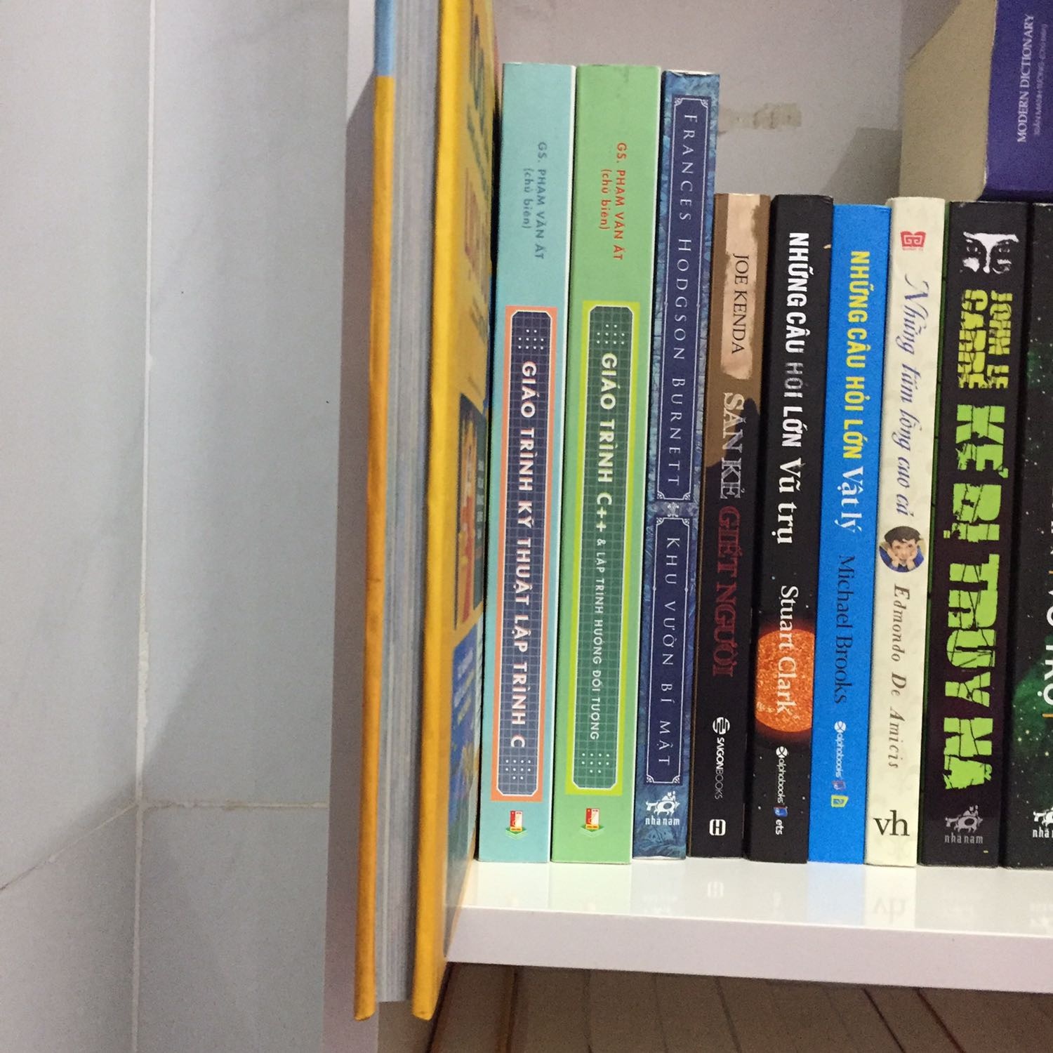 Đây là quyển sách mà mình ưng ý nhất trong đơn hàng chất lượng thấp kém lần này, nội dung thì thật sự rất rất phong phú và đa dạng dù thuộc hạng mục sách thiếu nhi, tuy nhiên, gáy sách có phần hơi lỏng lẽo, nhưng nói chung thì vẫn có thể bỏ qua được ^^