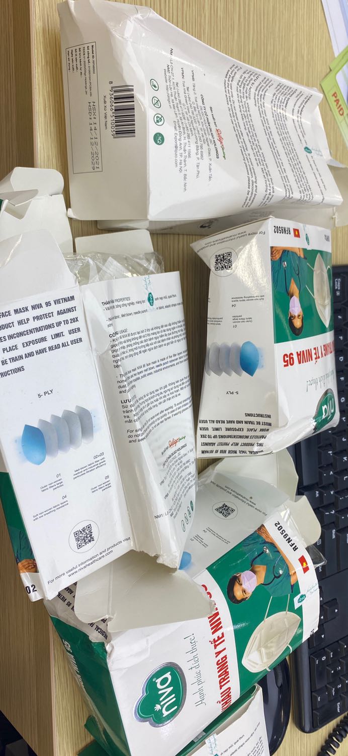 Giao hàng móp méo hết. Gói hàng k tốt! Khẩu trang mà móp rách hộp ra vậy k bảo đảm vệ sinh