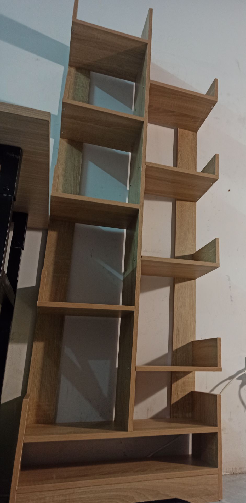 Quá rẻ cho 330 ngàn cả ship.

Mặc dù đã nghiên cứu kỹ nhưng vẫn phải gỡ ra vài lần đó lắp sai. Mất tới 3 tiếng để hoàn thành, và đau cổ tay mấy ngày sau. Giá sách nặng. Lớp phủ rất mỏng nên chỉ cần vật cứng đụng vào mép góc là vỡ rồi. Kết nối chịu lực bằng mấy con vít nhỏ nên hạn chế để đồ nặng. Nói chung giá này cho 1 cái kệ trưng bày thì rất hài lòng. ?