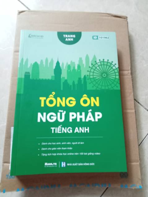 Giao hàng rất nhanh, đặt hàng chiều ngày 2/5 thì chiều 3/5 mình đã nhận được. Đóng gói ổn, sách ko bị cong gập gì cả. Nhưng giá đã giảm trên tiki cộng với tiền ship thì cũng bằng giá gốc của sách nên tính ra ko mua được rẻ hơn. 
Về nội dung sách thì khá ok, phân loại các dạng ngữ pháp rõ ràng và rất nhiều bài tập đi kèm, còn có dạy phát âm và nhiều mẫu câu giao tiếp.