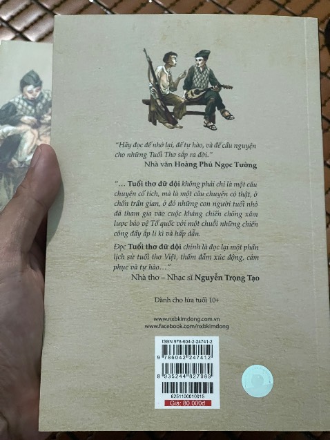Đơn vị giao hàng nhanh, riêng bên Tiki hỗ trợ đổi sản phẩm khi sản phẩm bị lỗi, đã khiến mình cực kì hài lòng. Sẽ mãi ủng hộ nền tảng Tiki. 
Tuổi thơ dữ dội của tác giả Phùng Quán. Đây là một tác phẩm nói về chủ đề chiến tranh tại Việt Nam, trong giai đoạn chống lại thực dân Pháp. Xuyên suốt câu chuyện là hành trình của các bạn nhỏ tham gia vào Vệ Quốc Đoàn, trong đội Thiếu niên trinh sát. Thông qua tác phẩm chúng ta có thể phần nào đó hiểu được sự khốc liệt của chiến tranh, những hi sinh lớn lao của biết bao thế hệ đi trước. Tất cả vỉ một mục tiêu chung “Quyết tử cho Tổ quốc quyết sinh”. Cảm ơn tác giả đã viết nên tác phẩm để cho các thế hệ sau này có thể hiểu được hoà bình ngày nay là công lao to lớn của thế hệ đi trước đã hi sinh.
