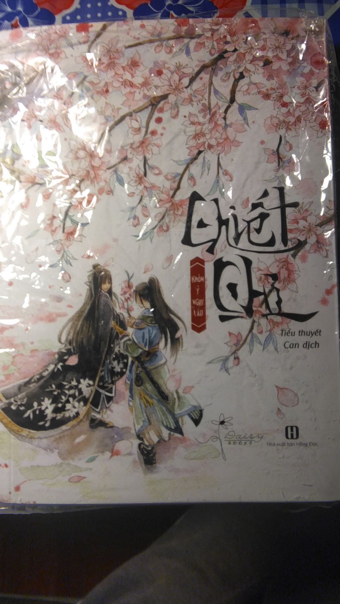 hơi thất vọng về chất lượng giao hàng của TIKI, hộp bên ngoài bì biến dạng nặng, đã vậy seal cũng bị trầy xước đến mức rách rơi rớt luôn. May là sách ko bị ảnh hưởng nhiều, bù lại TIKI giao hàng đến rất sớm nên mik vote 4 sao.