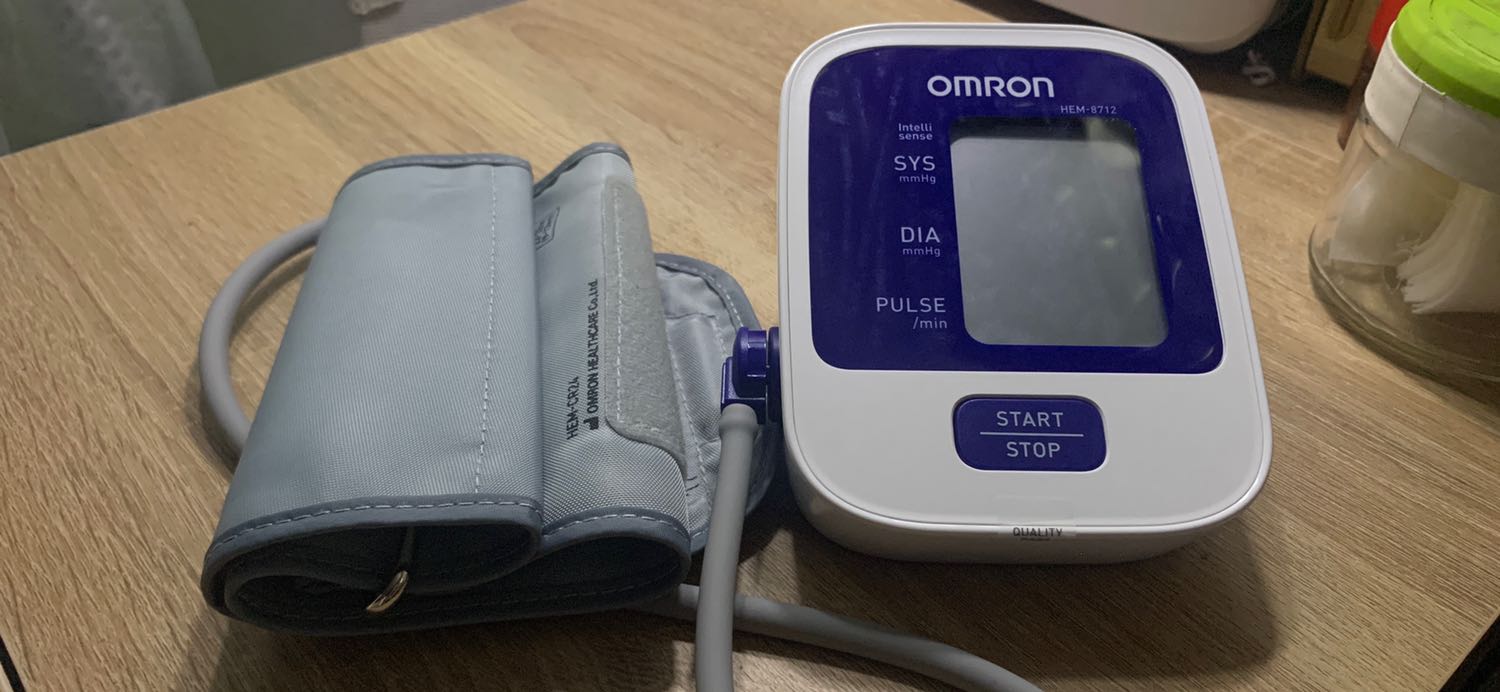 Máy này dễ sử dụng chỉ cấn lắp pin và vòng đo vào bắp tay, ngồi yên, nhấn nút start là ra chỉ số.
Máy dùng 4 pin AA hoặc sạc điện. Shop k bán kèm sạc nên bạn nào muốn bảo vệ môi trường thì phải tìm mua sạc ở ngoài. Có 1 số shop bán sạc rời nhưng đầu sạc lại k vừa với máy nên bạn nhớ check kỹ vs người bán nhé