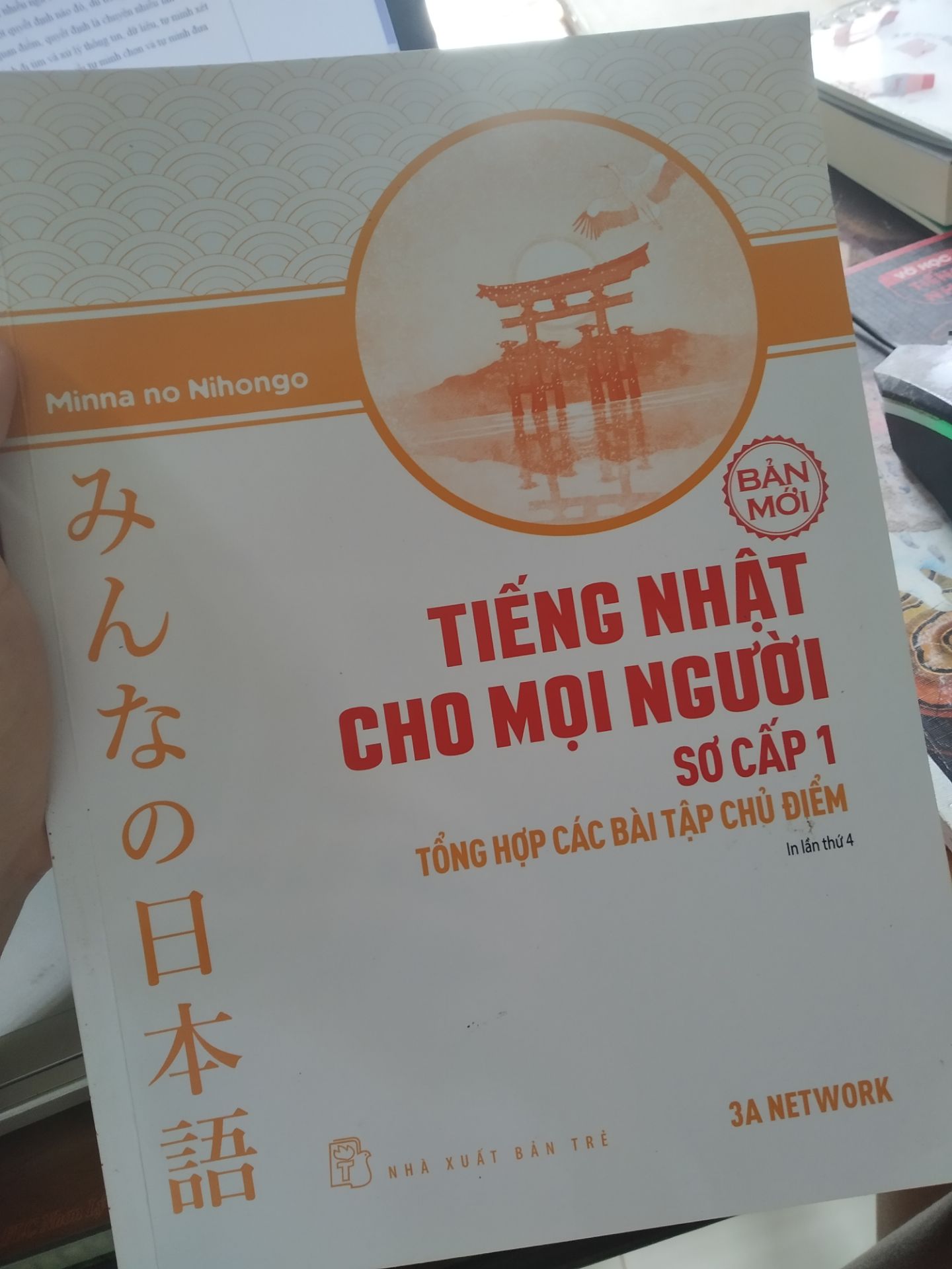 sách mỏng, bài tập theo từng bài, hic nhưng mà nó khó với mình á. nhưng sẽ giúp mọi người ôn lại cặn kẽ kiến thức đồng thời làm bài tập nâng cao so với kiến thức căn bản trong giáo trình đỏ