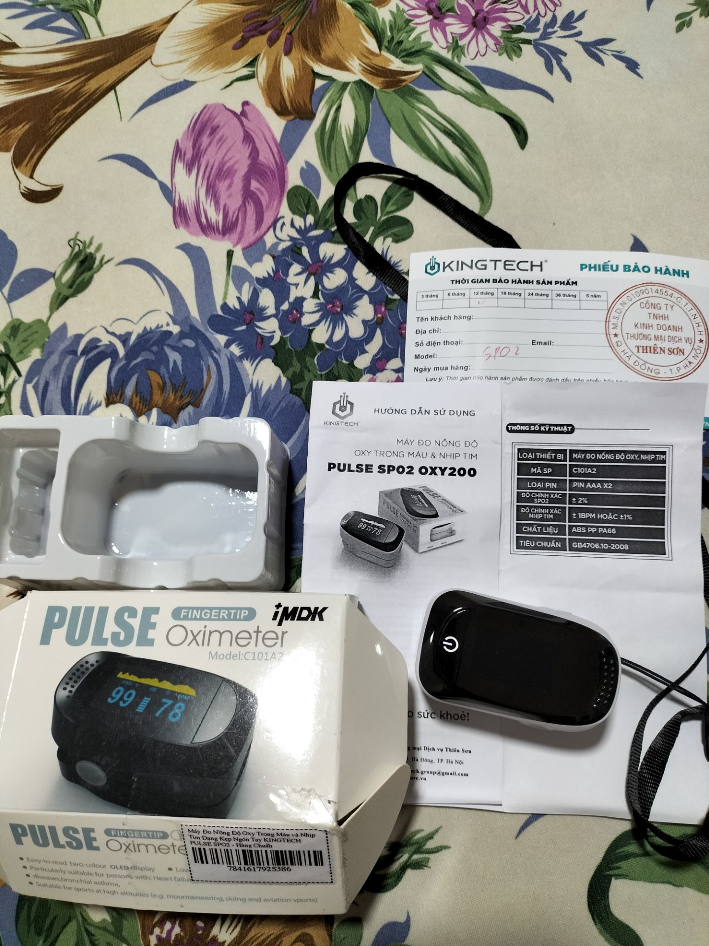 Vì sao tôi cho 1*?
1. Hầu hết người tiêu dùng (NTD) bình thường khi mua sp liên quan tới sức khoẻ đều sẽ nhìn vào NHÃN HIỆU để đặt niềm tin vì họ ko có thiết bị chuyên dụng để đo kiểm sp xem có chính xác hay ko.
2. Sp này quảng cáo là mang nhãn hiệu KINGTECH nhưng tuyệt nhiên trên sản phẩm cũng như bao bì ko thể hiện điều này, ngoại trừ cái PBH và HDSD. PBH còn ghi ko đúng model. trên hộp còn in cái logo iMDK nữa kìa.
3. Tìm trên các chợ online khác như L***, SH*** thì thấy trong rất nhiều review của người mua có các hình ảnh y chang sp này, chỉ khác cái nhãn hiệu, và giá cả thì cũng nhiều kiểu luôn.
Từ 3 điều trên, nên hiểu thế nào cho đúng: đây là sp OEM đc nhà bán mua lại đâu đó và đặt nhãn hiệu. Điều mà mình thấy tệ ở đây là họ ko thèm in cái Logo KINGTECH lên hộp luôn mà chỉ dán nhãn phụ bằng băng keo thông thường, điều mà người bình thường nhất cũng làm đc.
Đây là review mang tính cá nhân để cho người mua có thêm thông tin để quyết định. Chứ thật sự hiện tại thì mình đang cảm thấy bị ***.