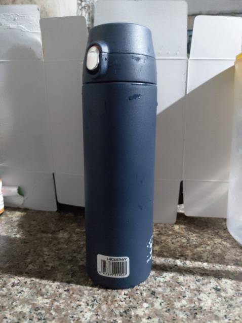 Giao hàng nhanh hơn dự kiến, mô tả đúng, bình nhám dễ cầm, mỏng nhẹ, bình có dung tích 500ml mà thiết kế rất gọn, nhẹ,  bình cực đẹp, nắp dạng bật, thuận tiện khi bật đóng bằng 1 tay, miệng bình rộng dễ bỏ đá, có khóa an toàn giúp chống tràn và rò rỉ nước, nắp bình có gioăng silicon 2 lớp chống tràn.